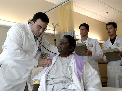 service-1-1 Doctor examining a patient with a stethoscope