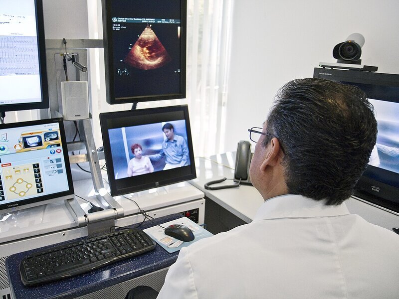 service-1-1 Doctor giving an online video consultation